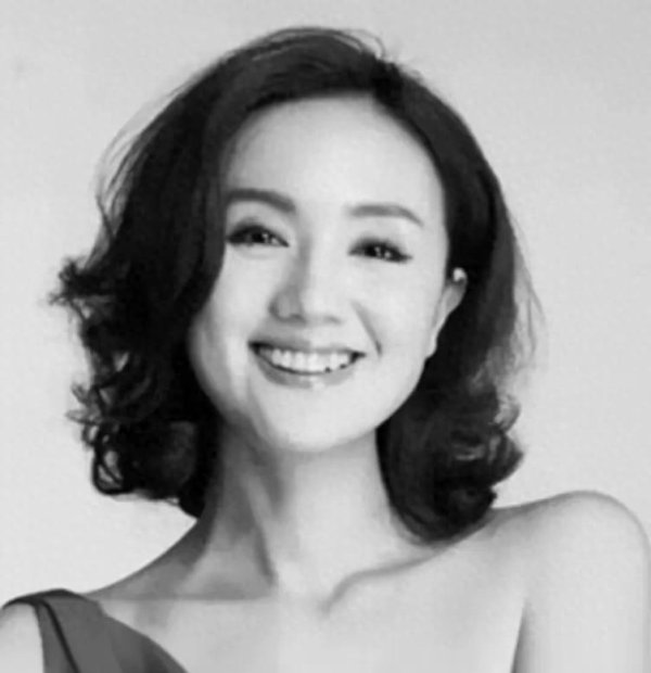 盈胜优配 知名作家痛斥众星发文悼念朱媛媛，却无人怀念大S，网友：拿啥比
